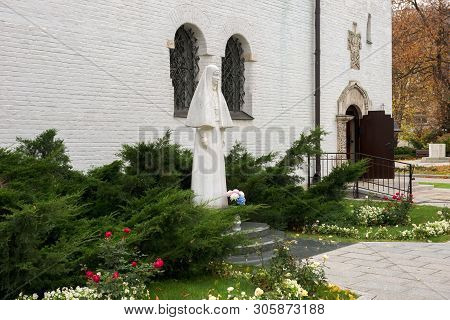 Moscow - October 27, 2018: Marble Statue Of The Founder Of The Marfo-mariinsky Convent Of Mercy Of G