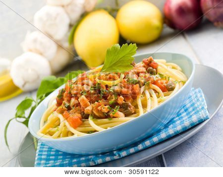 spaghetti con ragù di pesce spada