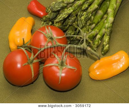 Tomatos หน่อไม้ฝรั่ง และพริกหวาน Medley