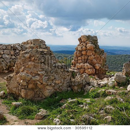 Rovine del castello crociato Bayt Itab vicino a Gerusalemme, Israele