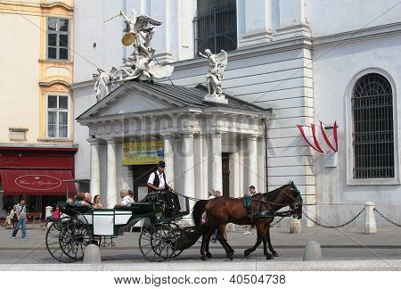 Fiaker carro con los turistas en Viena, Austria.