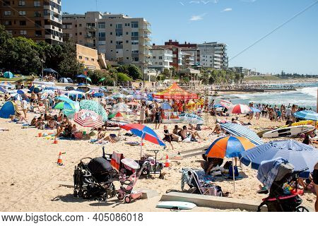 Sydney, Australia 2021-01-26 Extremely Overcrowded Cronulla Beach On Australia Day. Umbrellas On The