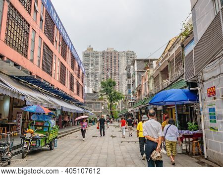 Guangzhou/china-26 Aug 2019:unacquainted People Walking In Hualin Jade Street Market In Guangzhou Ci
