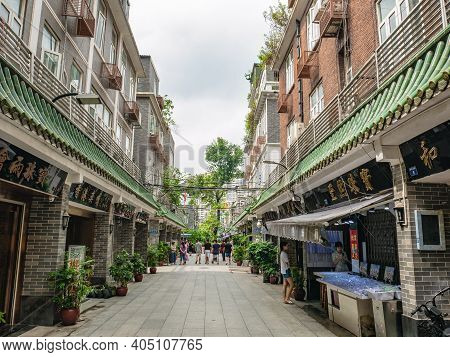 Guangzhou/china-26 Aug 2019:unacquainted People Walking In Hualin Jade Street Market In Guangzhou Ci