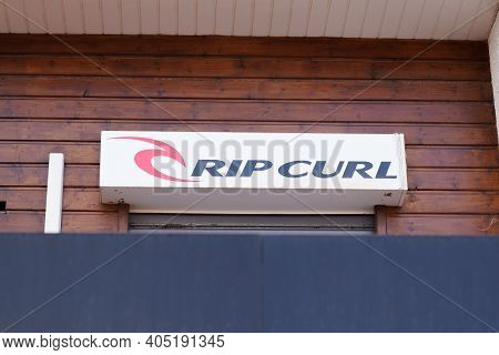 Bordeaux , Aquitaine  France - 01 24 2021 : Rip Curl Logo Brand And Text Sign Front Of Fashion Fun S