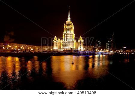 ทัศนียภาพยามราตรีของสตาลิน Vysotka ในมอสโก