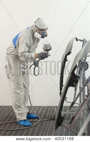 Pintor pinta el ala