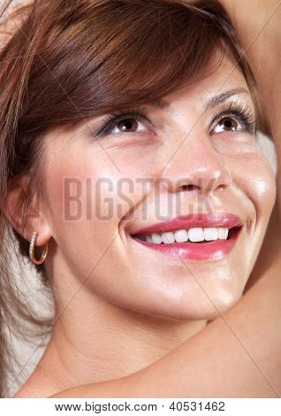closeup di donna felice bella faccia che sorride