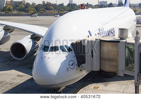 JOHANNESBURG - duben 18:Airbus A380 vystupování cestujících po mezikontinentální lety na duben 