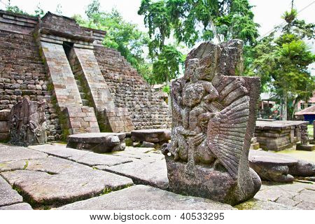 Antico tempio erotico Candi Sukuh-indù su central Java, Indonesia