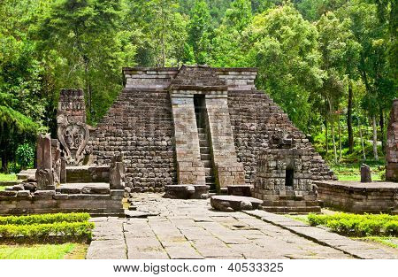 Antica piramide erotico Candi Sukuh-Hindu Temple in central Java, Indonesia