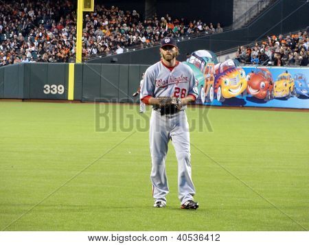 Washington National campista direito Jayson Werth anda no campo externo entre peças