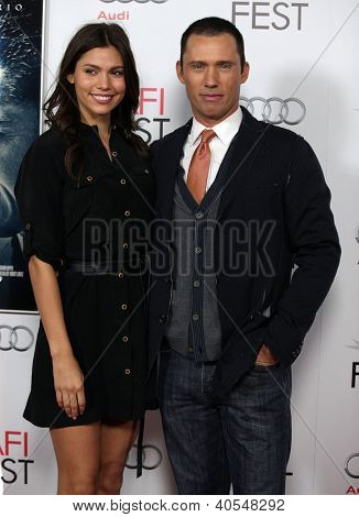 LOS ANGELES - 03 NOV: Jeffrey Donovan & datum, aankomst aan 