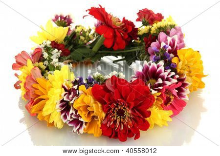 krans af smukke sommerblomster, isoleret på hvid