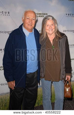 LOS ANGELES - DEC 6: Robert Loggia přijíždí na premiéře 