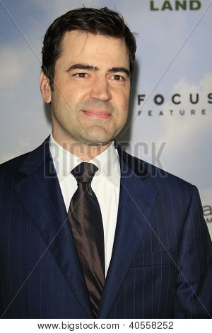 LOS ANGELES - joulu 6: Ron Livingston saapuu luvattuun maahan ensi-ilta on johtajien A-kilta