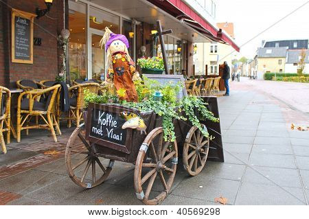 dekorative Karre vor dem Restaurant in Valkenburg. Niederlande