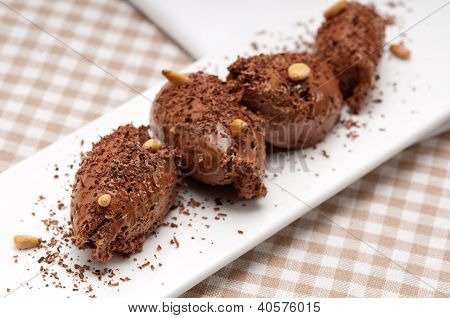 ขนมช็อคโกแลตมูส Quenelle
