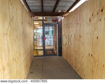 Chicago, Il April 5, 2019, Dunkin Donuts Restaurant Exterior Entrance Hallway Boarded Up With Plywoo