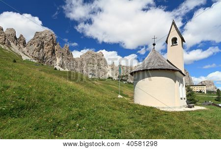 Dolomites içinde küçük Şapel
