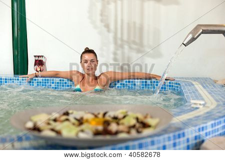 Spa Hydroterapia kobieta wodospad basen wody