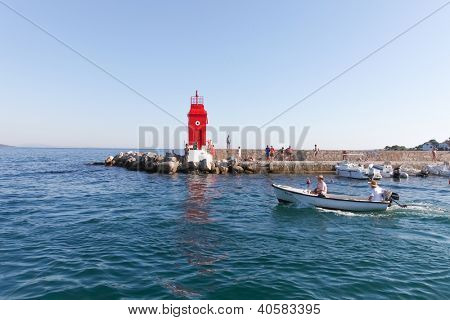 KRK, Croazia - 14 agosto 2011: Turisti godendo l'estate nei dintorni di faro rosso su 14 agosto 2011 in