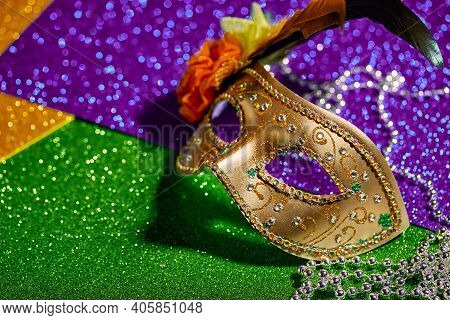 Festive, Colorful Mardi Gras Or Carnivale Mask And Beads On Golden, Green And Purple Background. Ven