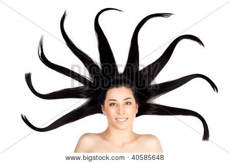 donna attraente con i capelli lunghi strombate. isolato