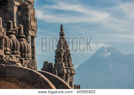 Chrám Prambanan s Merapi sopky, Jáva, Indonésie