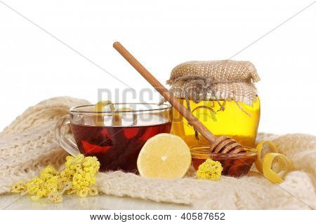 Gesunde Zutaten für die Stärkung der Immunität auf warmen Schal, isolated on white