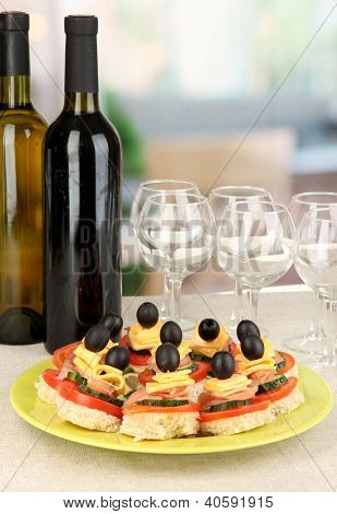 Canapés e vinhos no restaurante