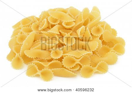 Haufen von Farfalle isoliert auf weißem Hintergrund