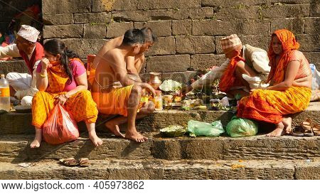 Kathmandu, Nepal - 8 October 2018 Sikha Making Rituals Mourning The Dead, Praying With Brahman. Tons