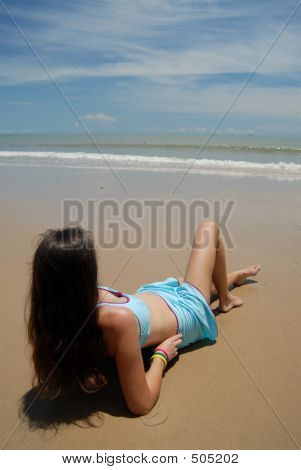 Archivio fotografico della bella donna bruna alta sulla spiaggia della