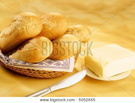 Bagety v koši a cihla másla