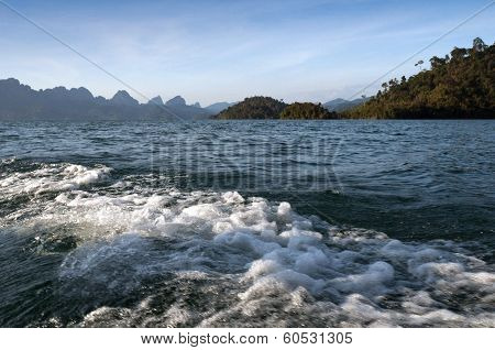Chiew Lan Lake (rajjaphapa Dam), Thailand