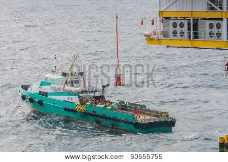 Workers are lifted by the crane to the offshore platform, Transfer crews by personal basket from the