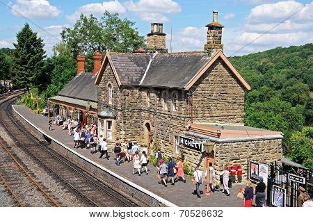 Evacuees at Highley railway station.