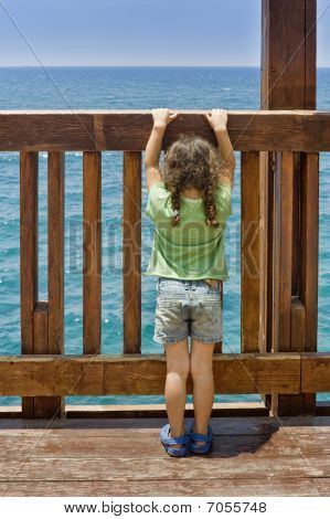 Bambina che fissava il mare