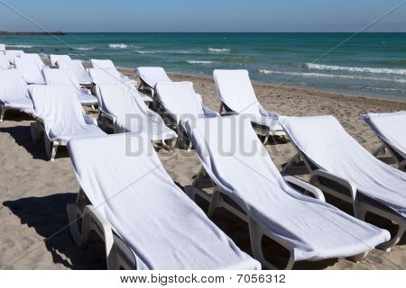 Sedie da spiaggia vuota