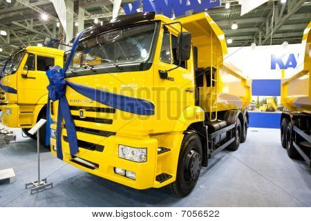 Moskva, Rusko - 28. srpna: Žlutá nákladní Dump auta Kamaz na mezinárodní veletrh Interauto Moskva