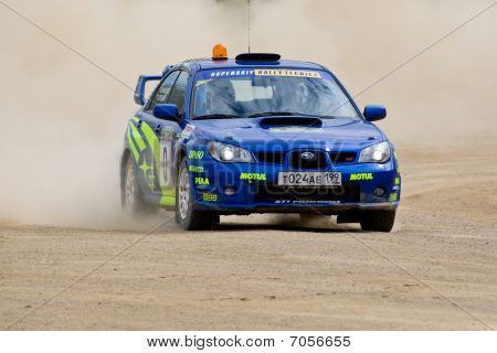 Rostov, Rusko - 27. července: Andrey Serov disky Subaru Impreza auto během Rostov Velikiy ruské Ra