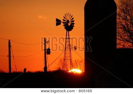 Molino de viento & Silo Sunset