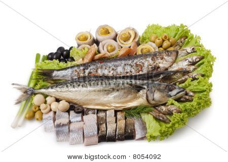 Um conjunto de peixe com legumes
