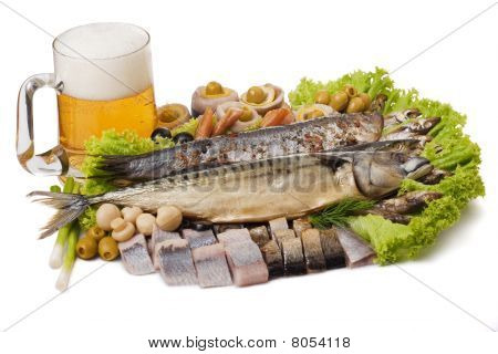 Um copo de cerveja e um conjunto de peixes