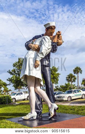 Statue Unconditional Surrender By Seward Johnson