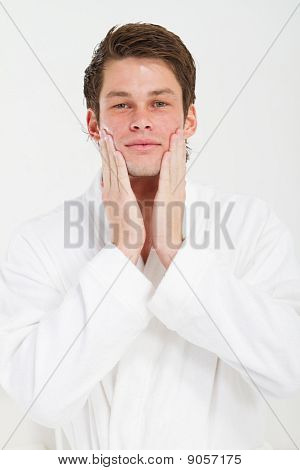 uomo applicando dopobarba mattino