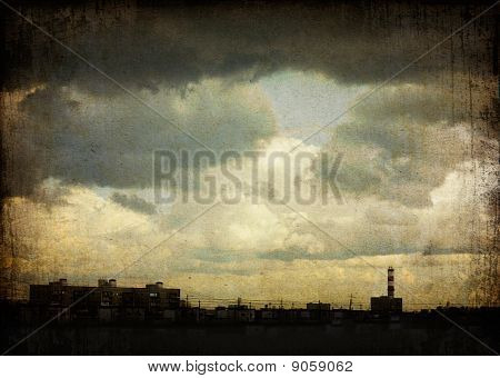Sky s dramatické mraky nad The Ghetto (Moskva, Rusko). Grunge pozadí.