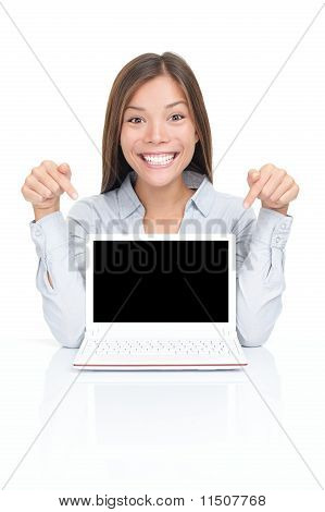 Kadın gösteren Netbook dizüstü