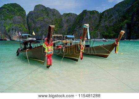 PHI PHI ISLAND, THAILAND - 07 DESEMBER 2014: Bay Maya Bay